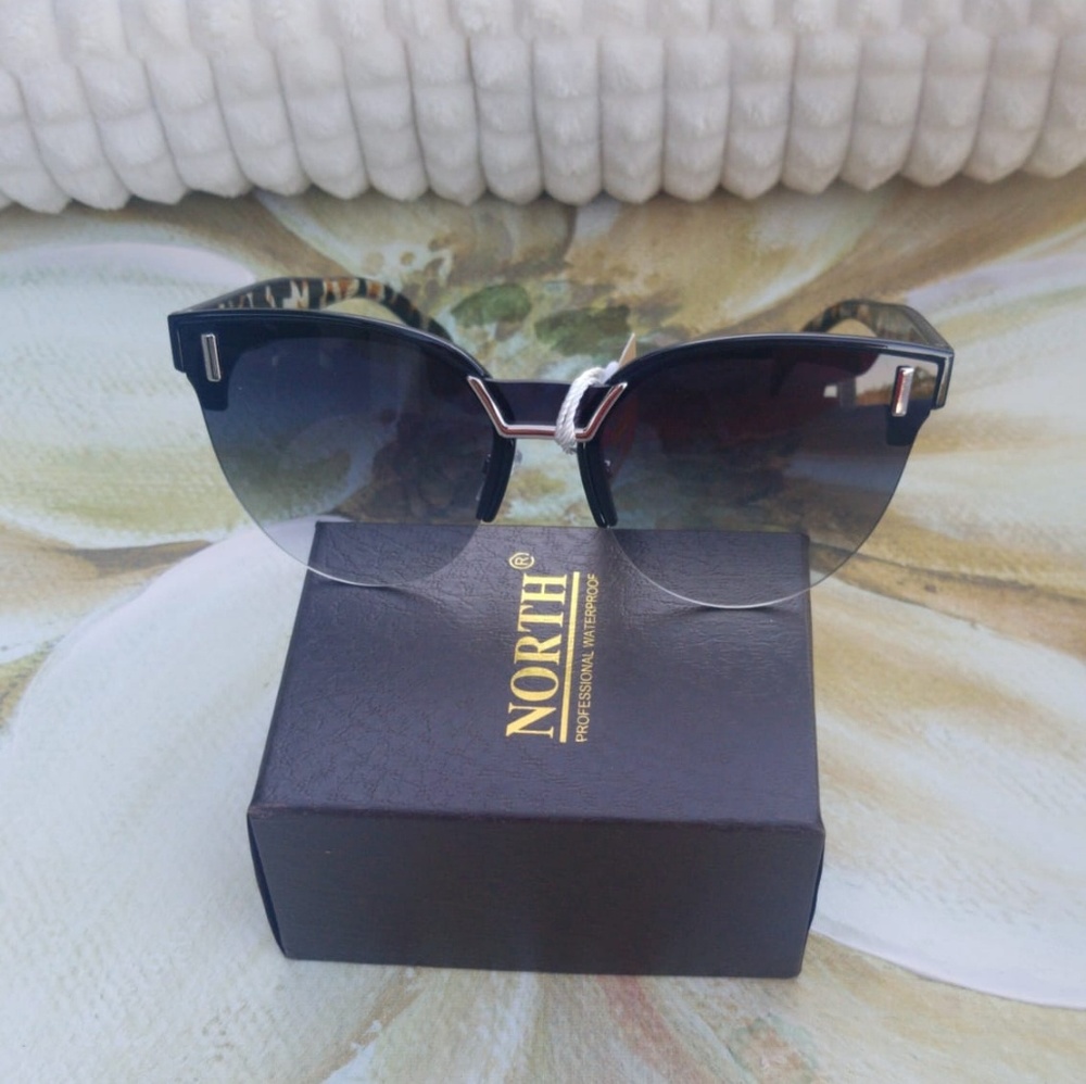 NEW TRENDY  CATEYE WOMAN SUNGLASSES


Classic yet